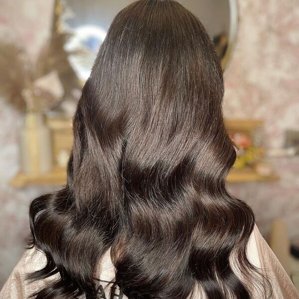 Ebony Weave - A woman inside a salon