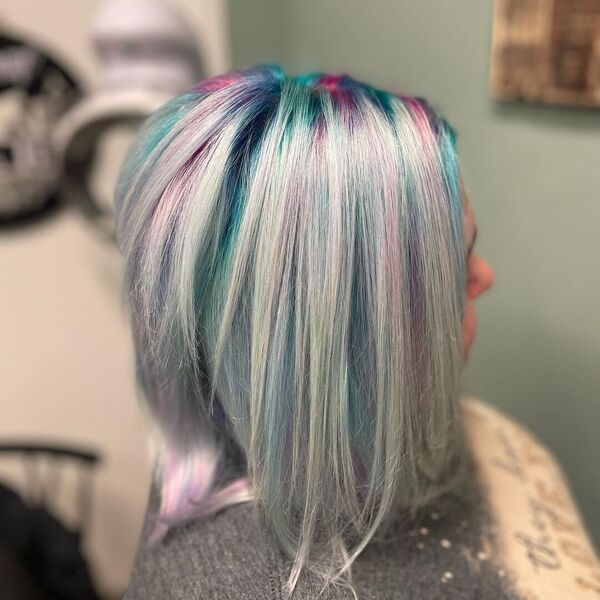 Little Rainbow Shadow Root Hair - A woman inside a salon